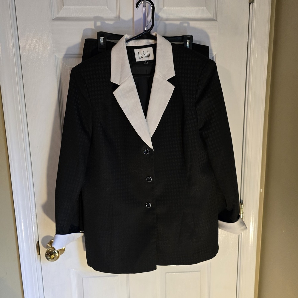 Le Suit Womens Black Diamond Jacquard Skirt Suit White Contrast Lapel Size 16